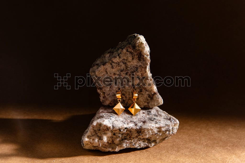 Gold earring with stone image.